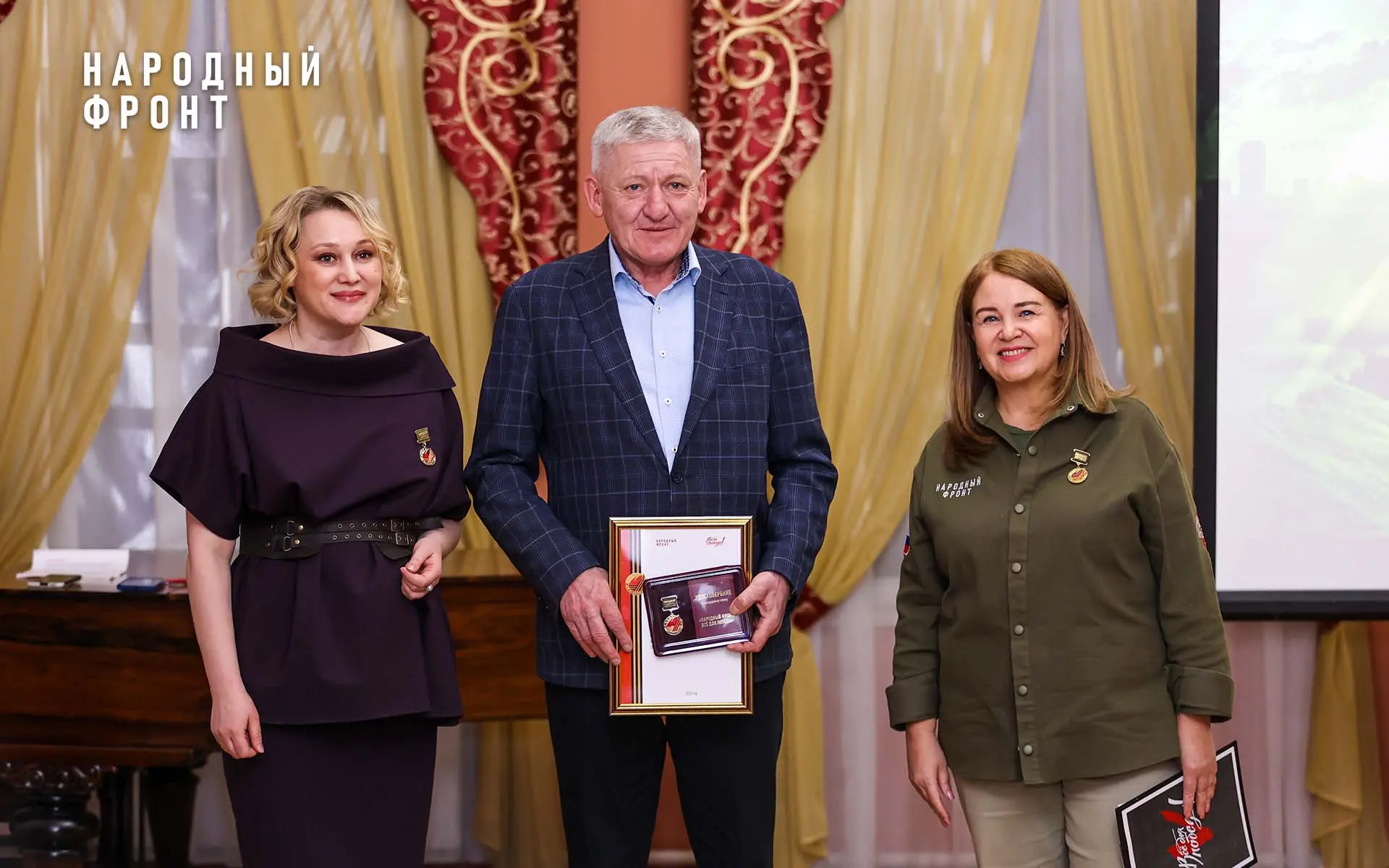 Мы вручаем его тем, кто своим трудом, ресурсами и сердцем доказывает: "Своих не бросаем".   Народный