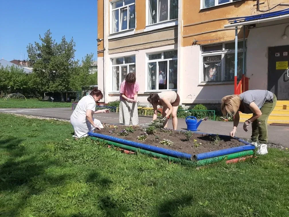 Педагоги преобразили детские участки, теперь на них появились клумбы с однолетними и мн...