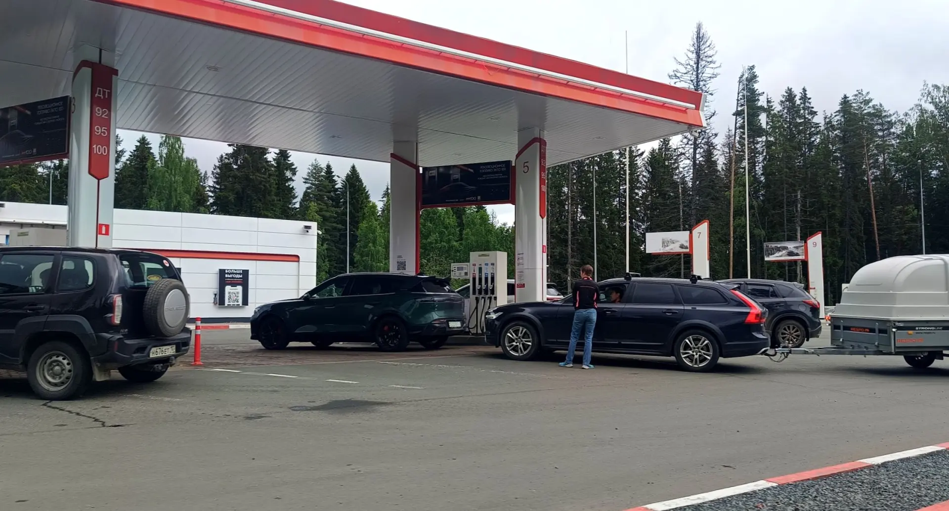 В Карелии водители массово закупаются бензином

Ажиотаж на АЗС в Петрозаводске во многом создан сами