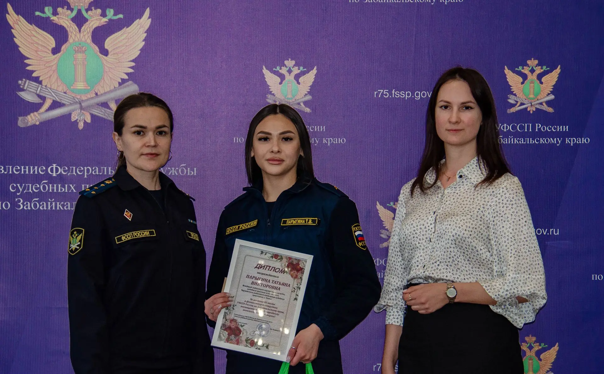 Победительниц праздничного фотоконкурса выбрали среди сотрудниц УФССП Забайкалья  В преддверии Между