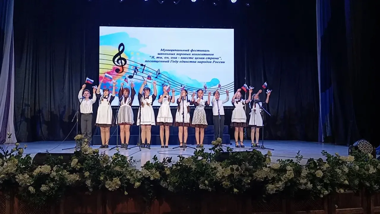 Хоровой коллектив «Музыкальная капель», состоящий из обучающихся 5, 6 классов нашей шко...