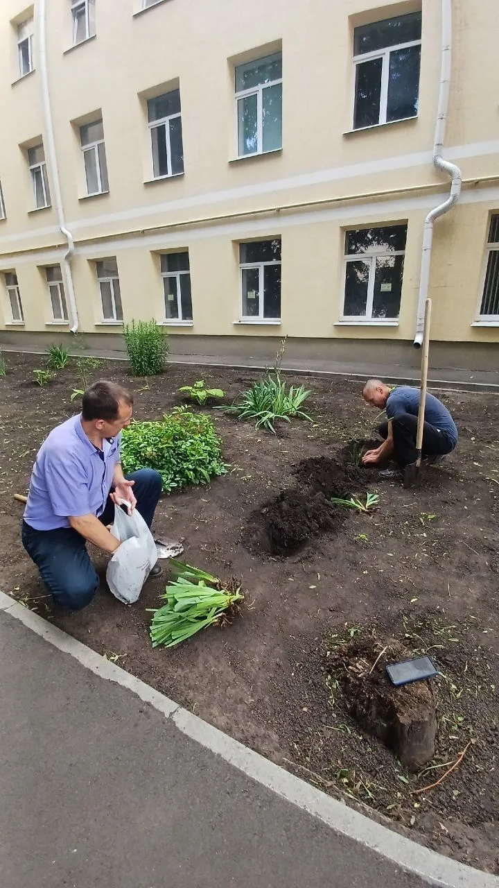 Студенты и преподаватели ВГПУ приняли участие 
в акции: «Цветы России», посвященной Дню России!

Был