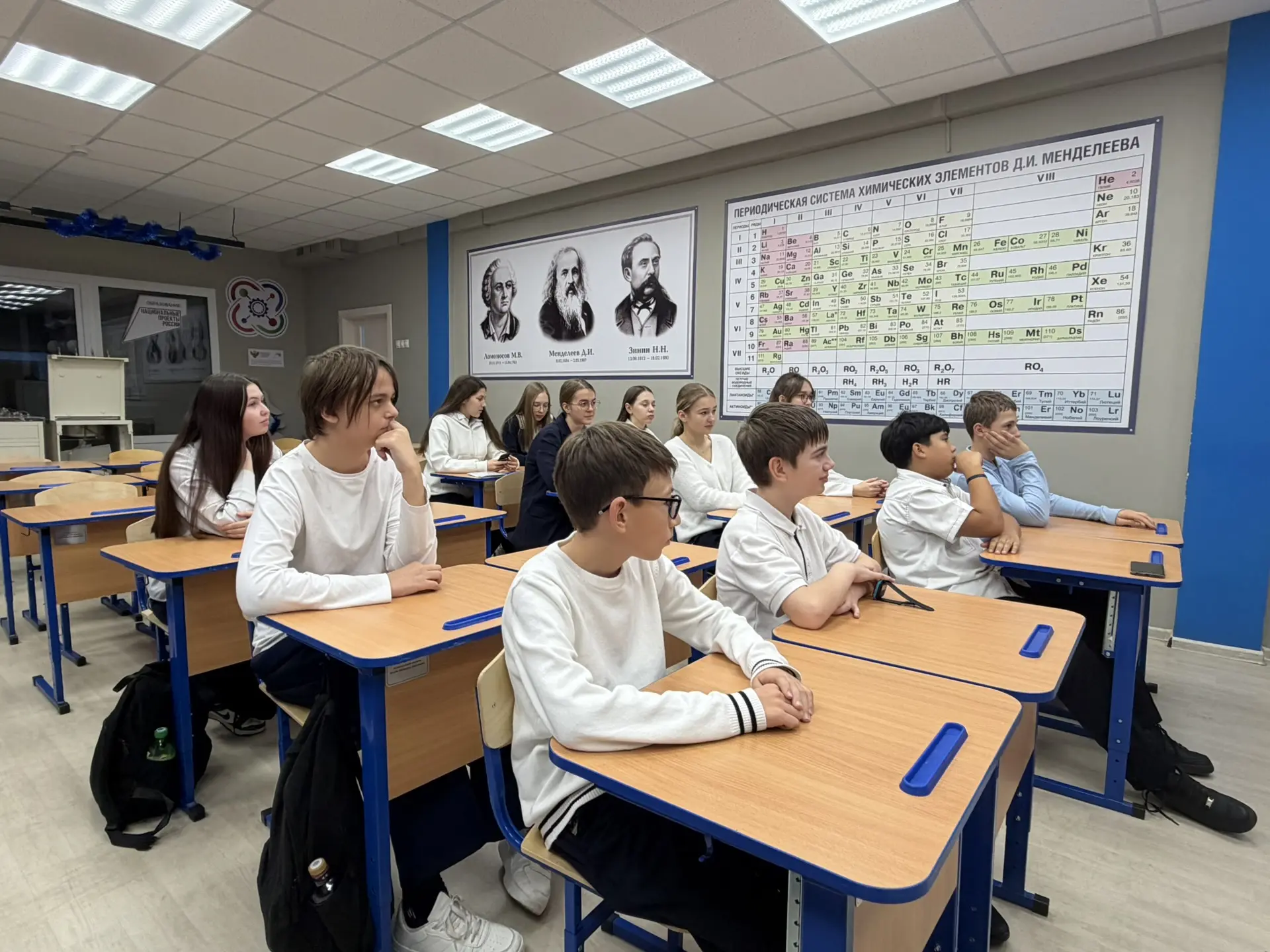 📚🌟 Сегодня в нашей школе прошел тематический классный час под названием "Спасибо Героям Отечества!" 