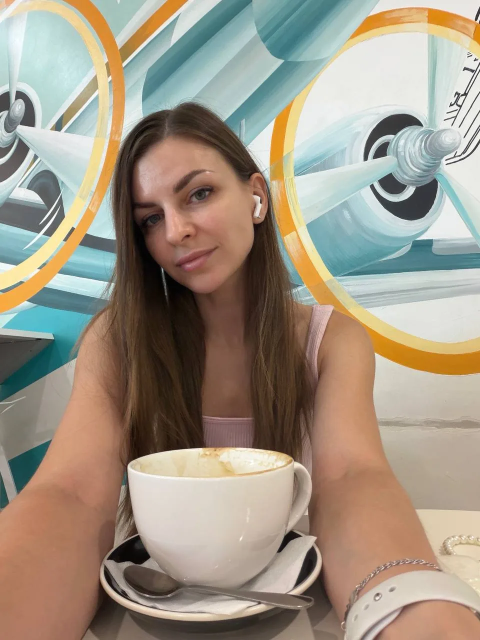 Мой рейс задерживают уже больше, чем на 6 часов🙈