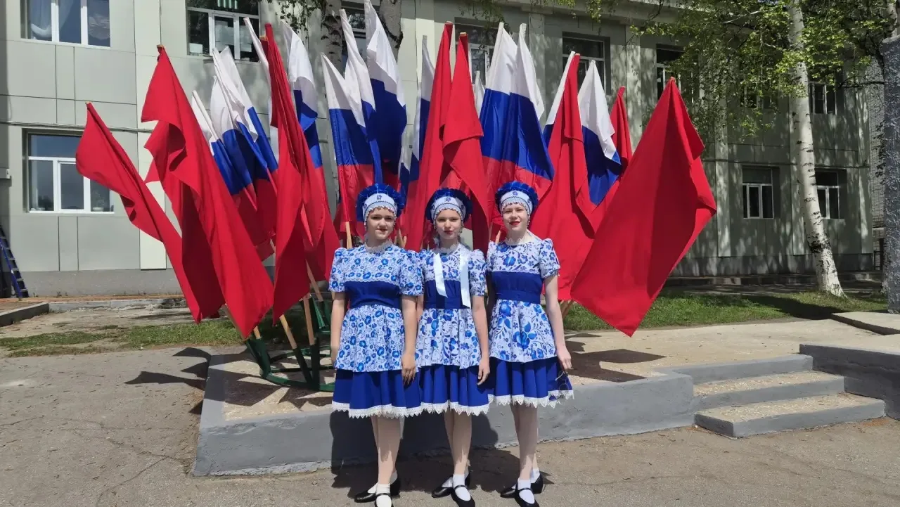 Праздничный концерт ко Дню России открывали номером "Дружба народов России" и наши участники коллект