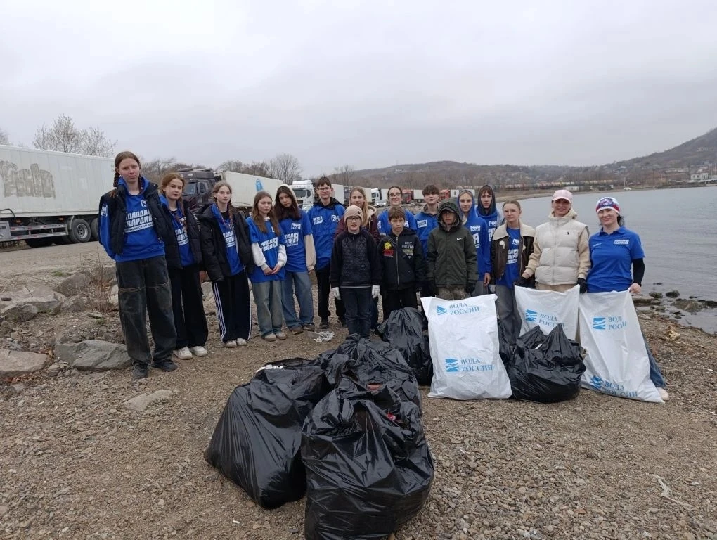 ♻️ Акция по очистке береговой линии и парка "Треуголка" от мусора прошла в Славянке  Мероприятие при