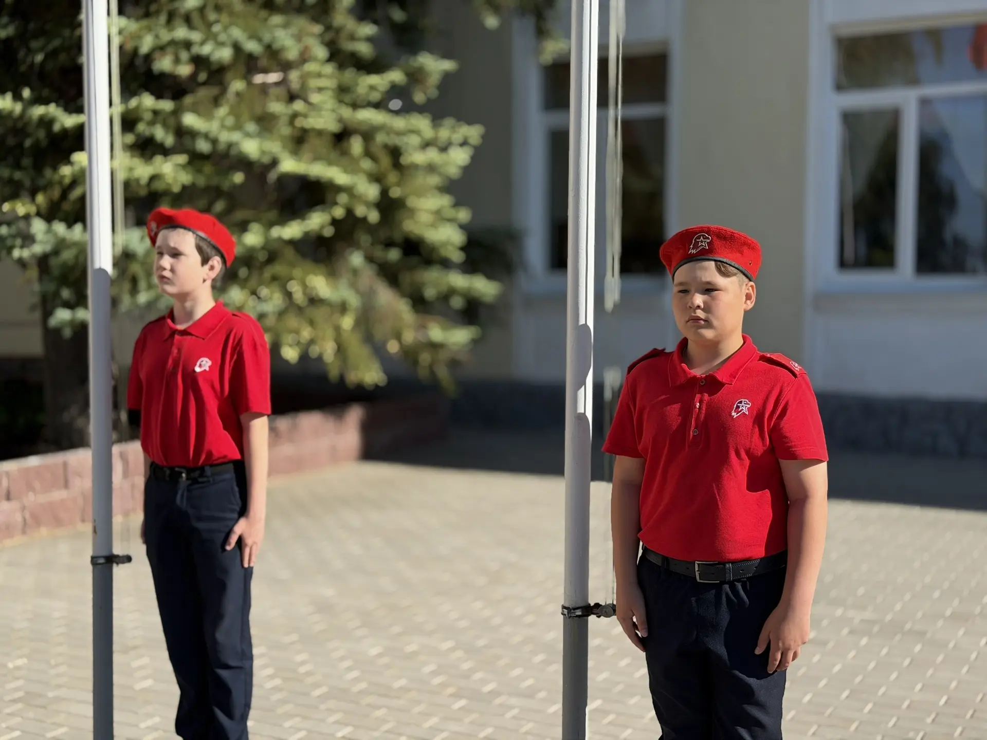 🇷🇺 Новая учебная неделя в Центре образования №35 традиционно началась с торжественной линейки: подня