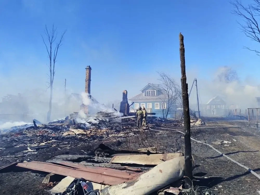 В Архангельской области выясняют причины страшного пожара, уничтожившего 10 домов  Накануне в деревн