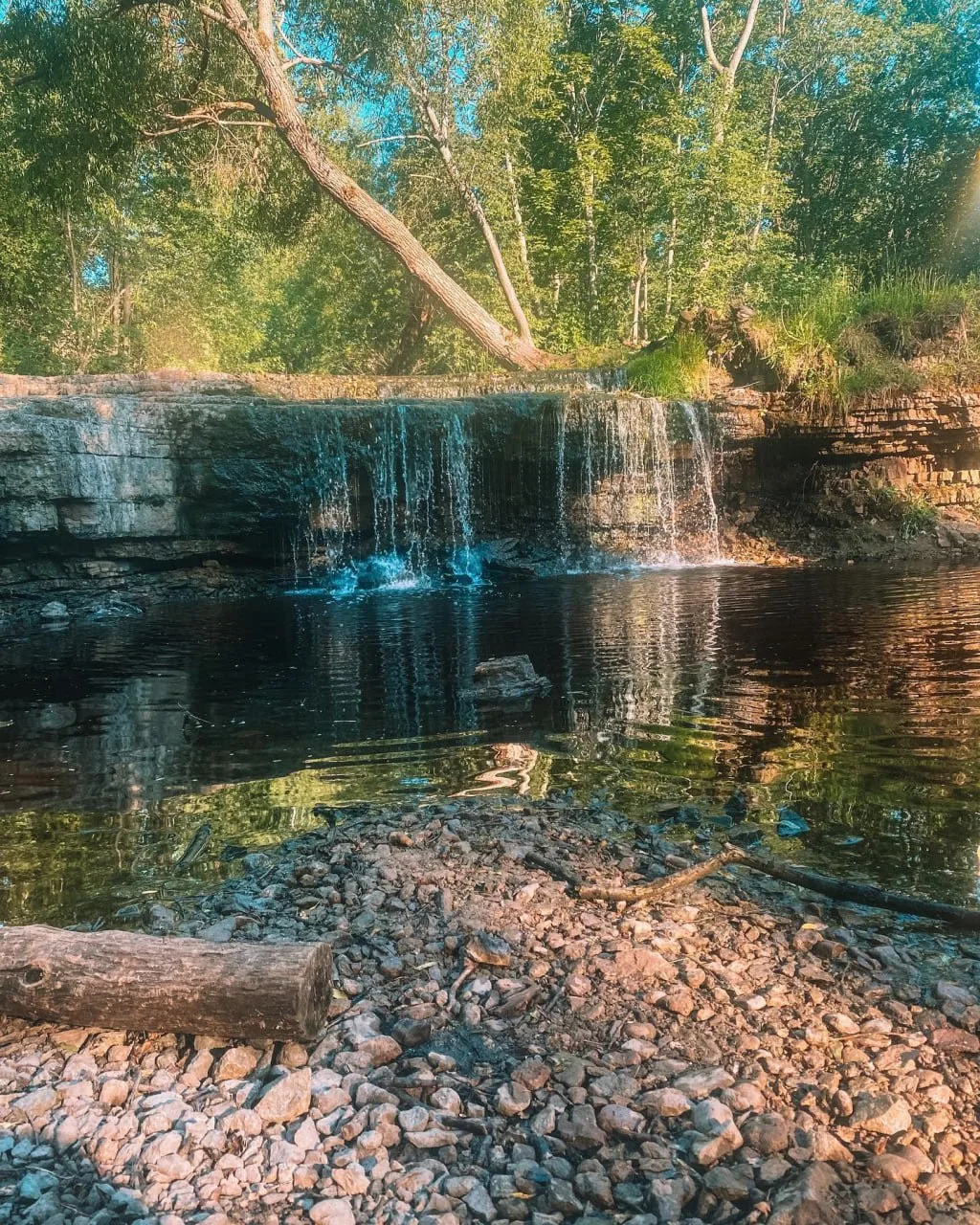 🌲 Саблинский водопад — высота до 4 метров и сосна над обрывом

В зависимости от сезона водный поток