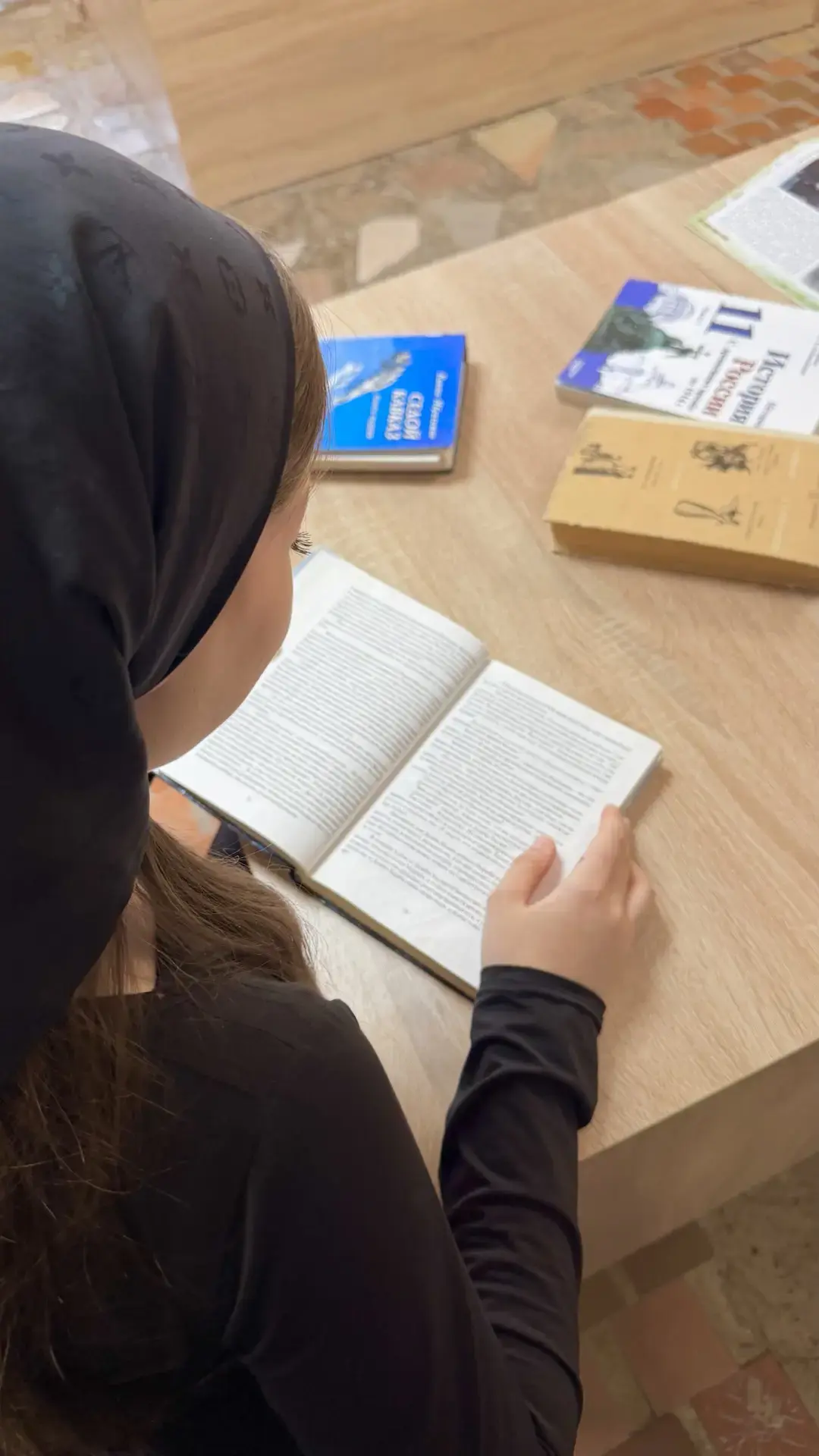 7 мая в ГБПОУ «КГК им. Ш. Калиева» провели книжную выставку «Глазами тех, кто был в бою», посвященна