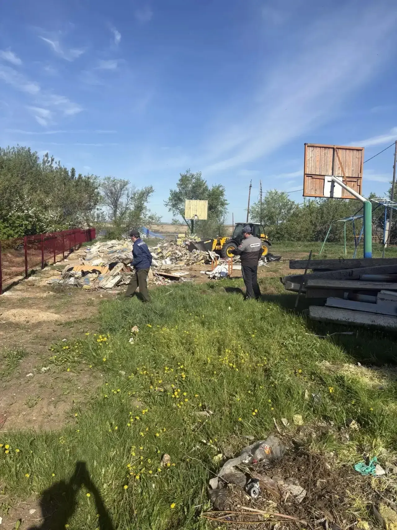 🚜  Чисто там, где помогают сообща: как депутат и подрядчик решили «мусорный вопрос» по...