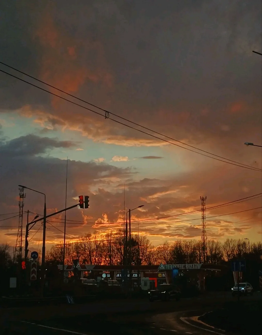 🌆Летние вечера — это время, когда хочется смотреть на небо бесконечно ☁️✨
В нашей новой подборке — 