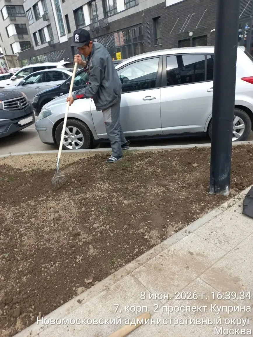 Продолжаем рассказывать о работах по озеленению 🌿

На этой неделе сотрудники управляющей компании в