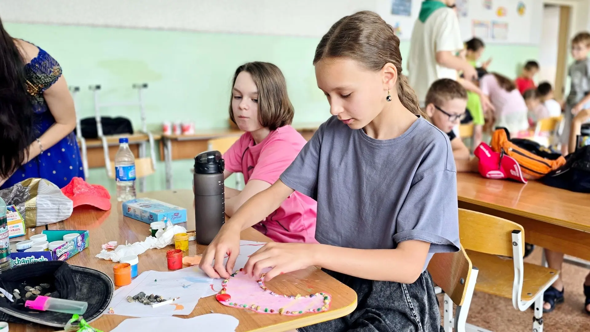 Одним из символов русского традиционного женского костюма является кокошник. Его мы видим на картина