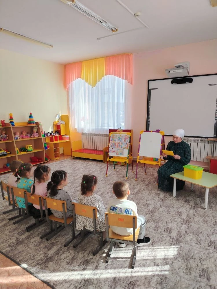 Бүген балалар бакчасында кечкенәләр һәм уртанчылар төркемендә тәрбияләнүче балалар белән рухи-әхлакы