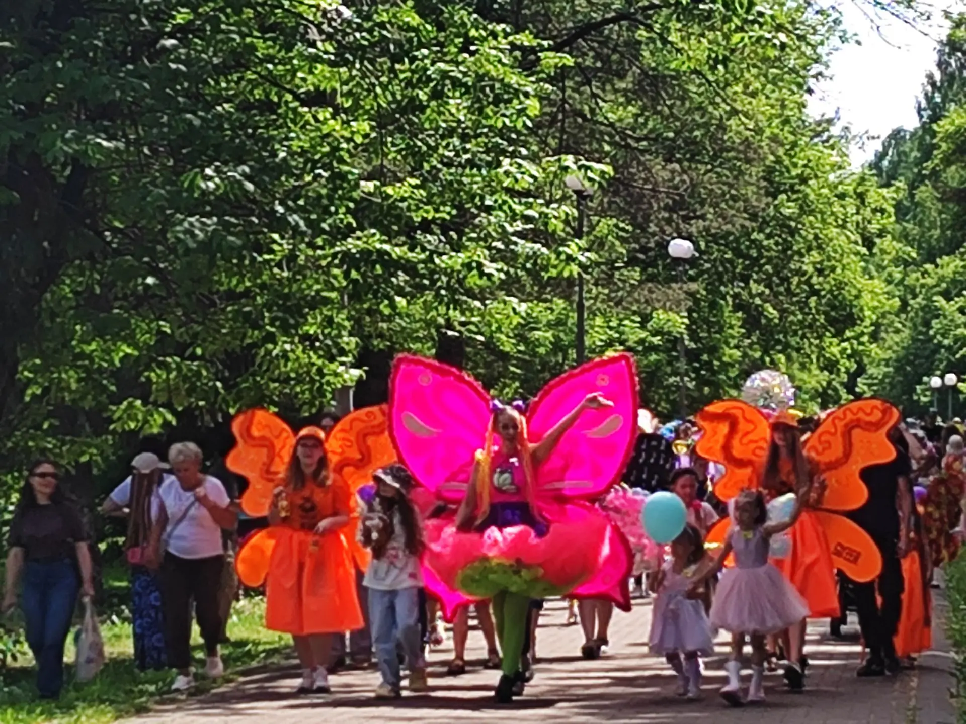 Друзья! 
🦋🦋🦋В Междуреченском городском парке прямо сейчас нашествие бабочек. 
Спешите  увидеть кр