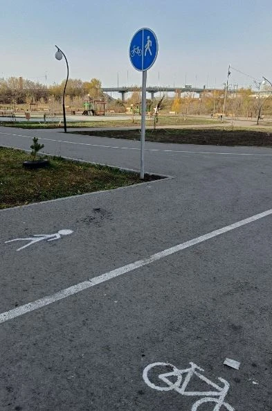 Что за несуразицу сделали в парке Лес победы? На знаках так, а на асфальте наоборот!