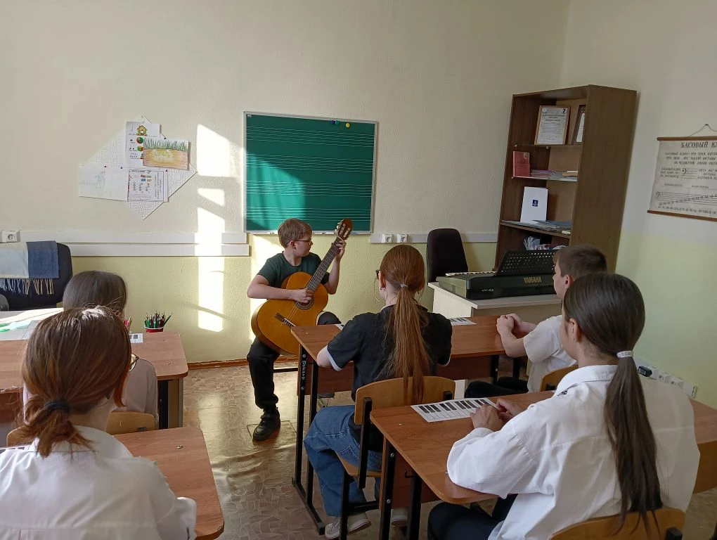 В детской школе искусств N2 провели лекцию по профилактике безнадзорности среди несовер...