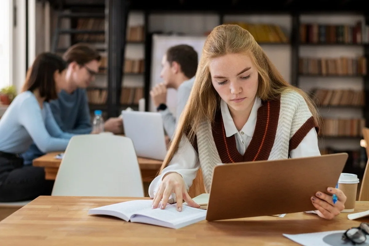 🎓 «ИнвестВышка» научит подростков разбираться в инвестициях