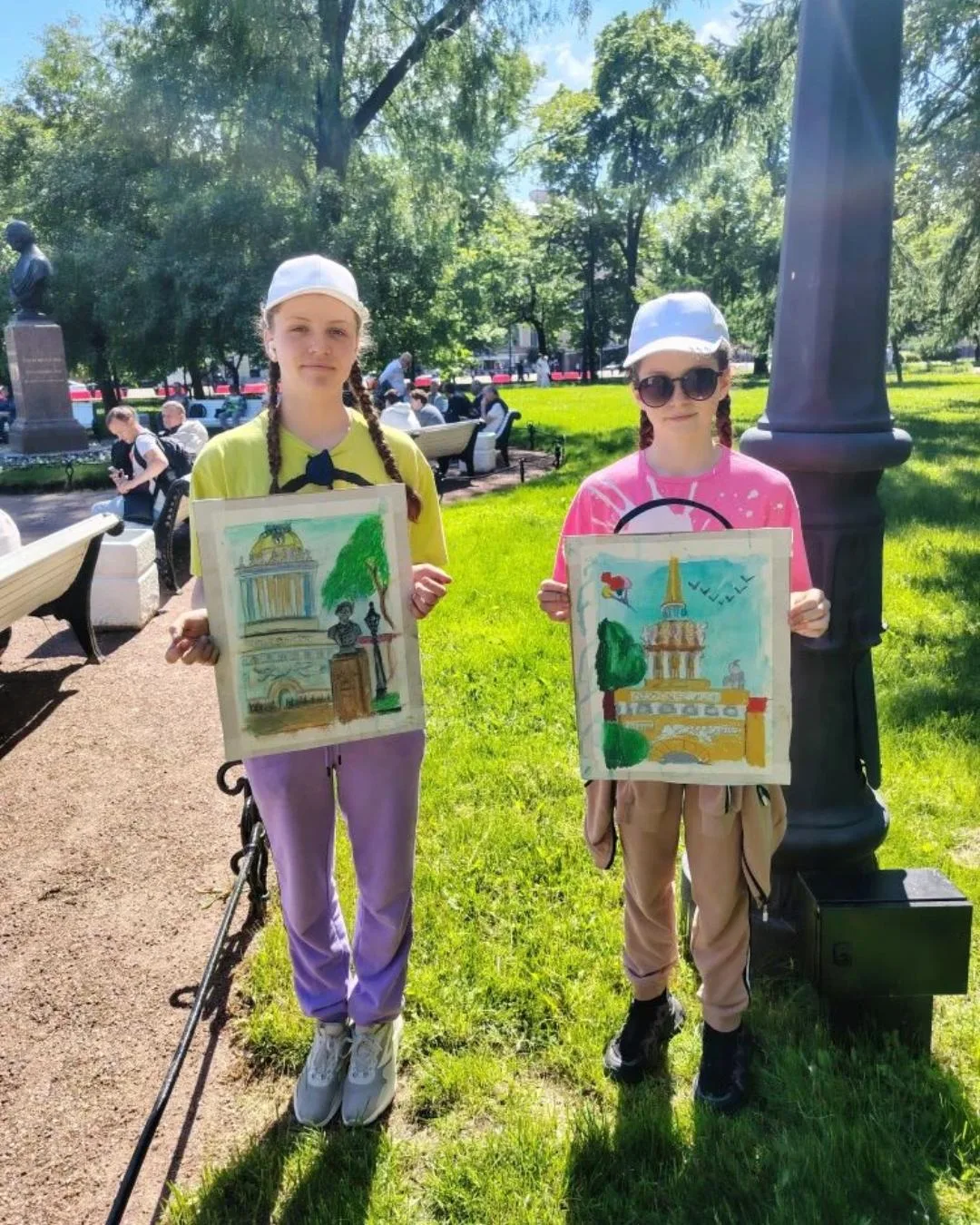 Зачем детям пленэры, или как мы побеждали «эффект птички» 🎨🏛️

На улице перспектива зданий уходит 