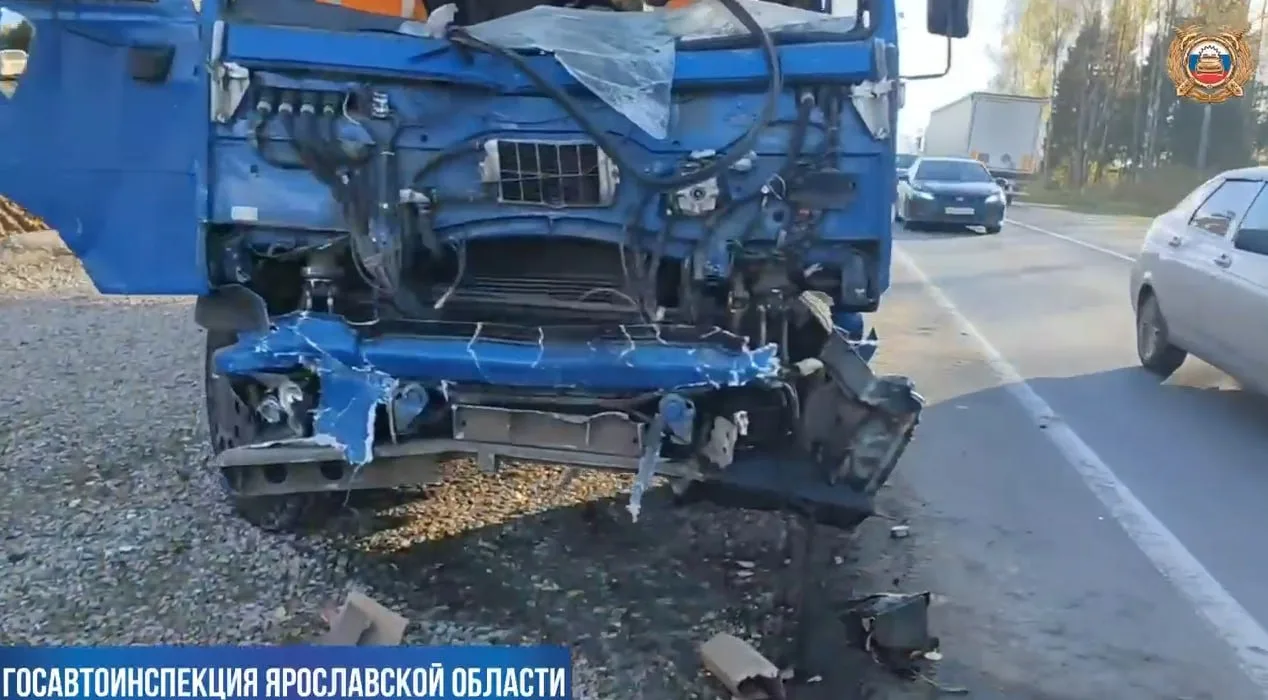 На трассе М-8 в Переславском районе КамАЗ выехал на встречку и столкнулся с «Газелью». ...
