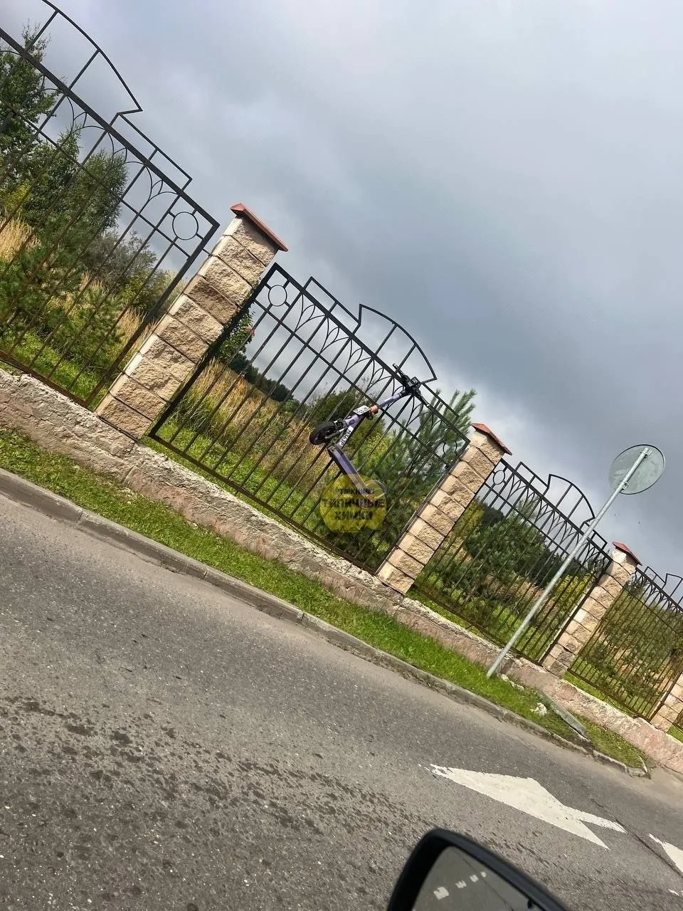 Жители ЖК Эдем жалуются на стихийную парковку электросамокатов. Транспортные средства м...