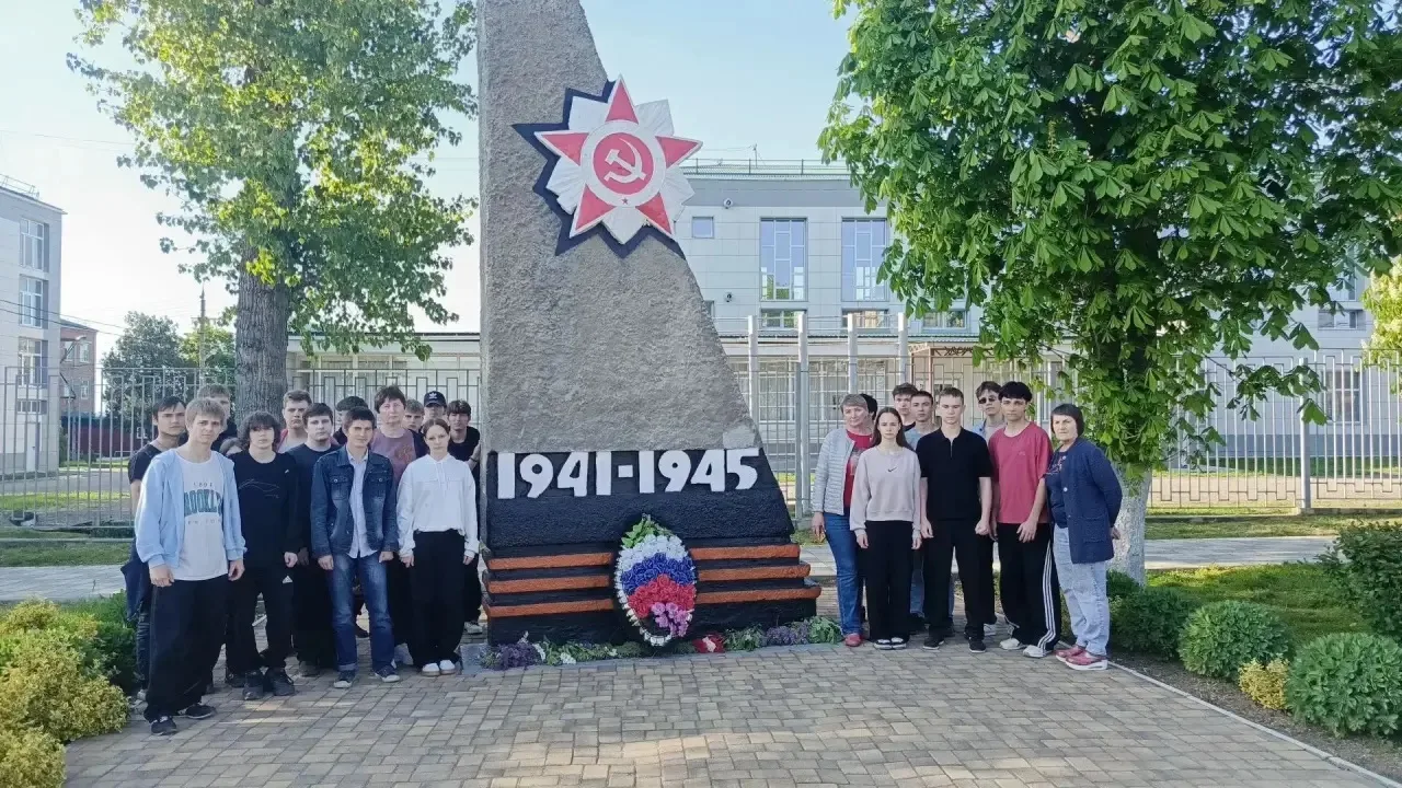 🌿 Накануне Дня Победы: студенты привели в порядок памятник  8 мая 2026 года, в преддверии великого п