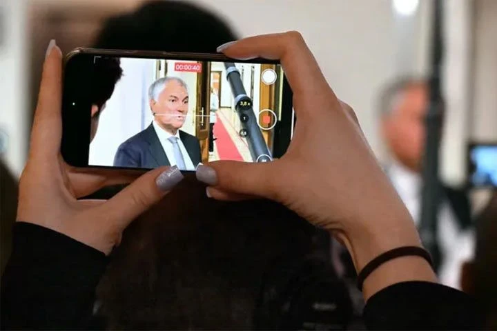 ДЕПУТАТЫ СДАЮТ МОБИЛЬНИКИ В ГАРДЕРОБ Госдумы, как школьники, будут сдавать мобильные телефоны перед 