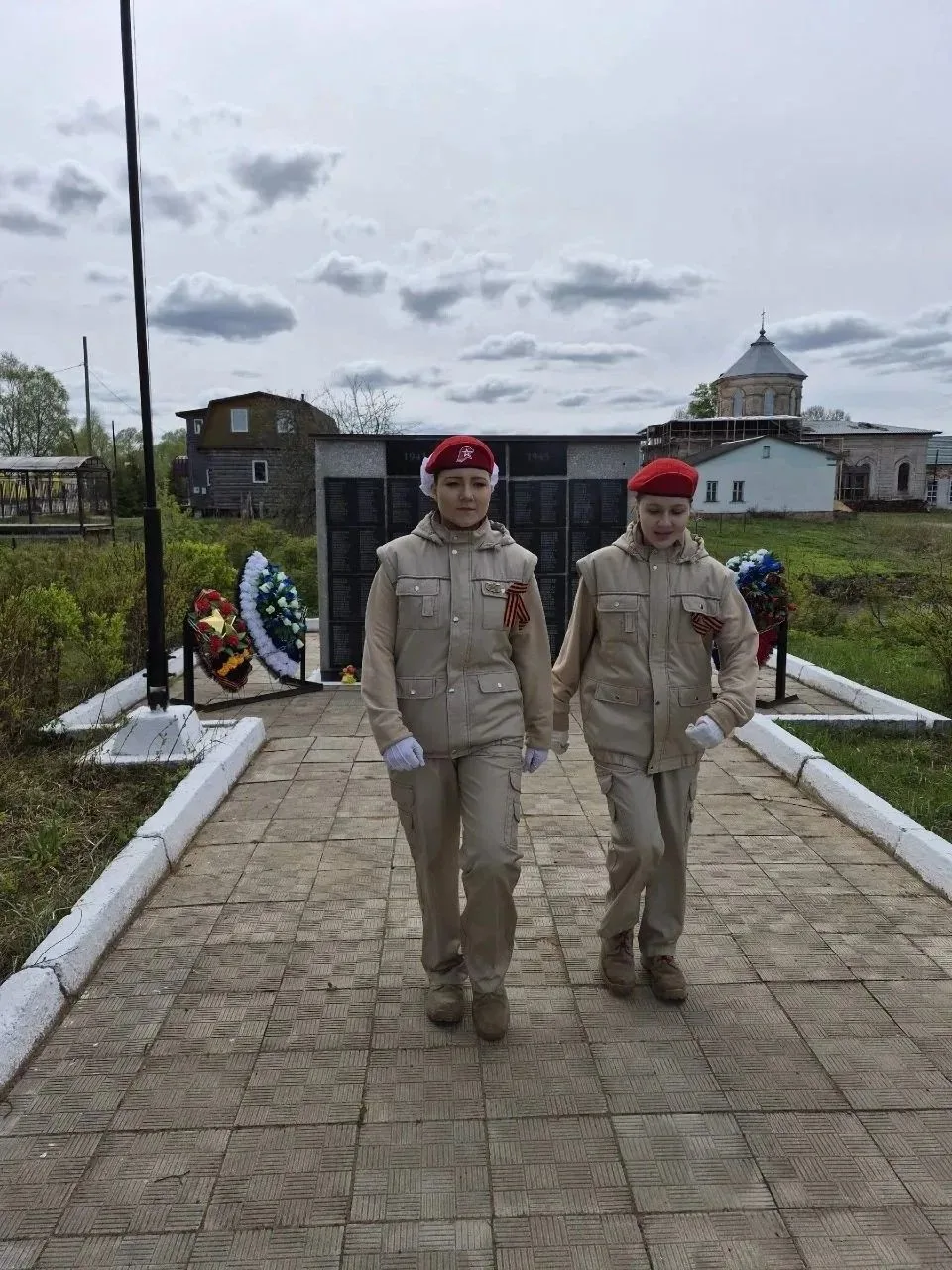 ✅ Представители юнармейского отряда "Ястреб", Желагина Валерия (8д)и Куликова Ксения (7г), 9мая в с.