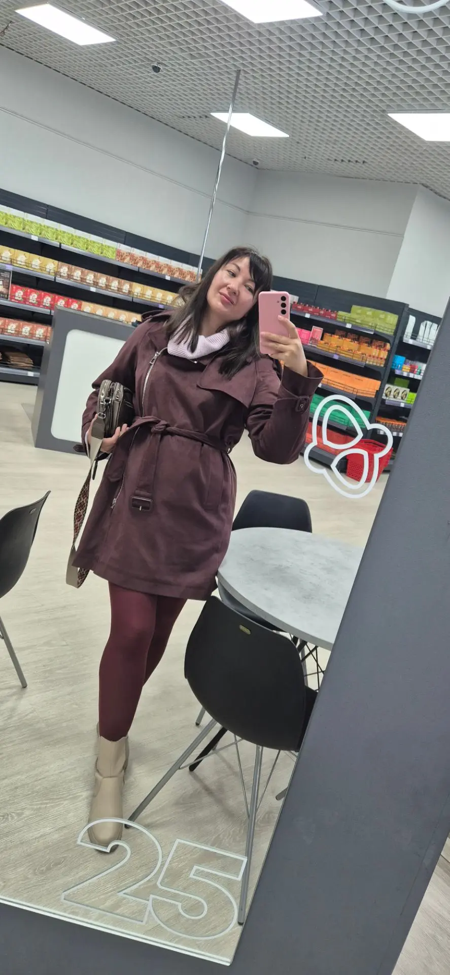 Погодка сегодня кайфовая,  выгуливаю обновочки 🥰