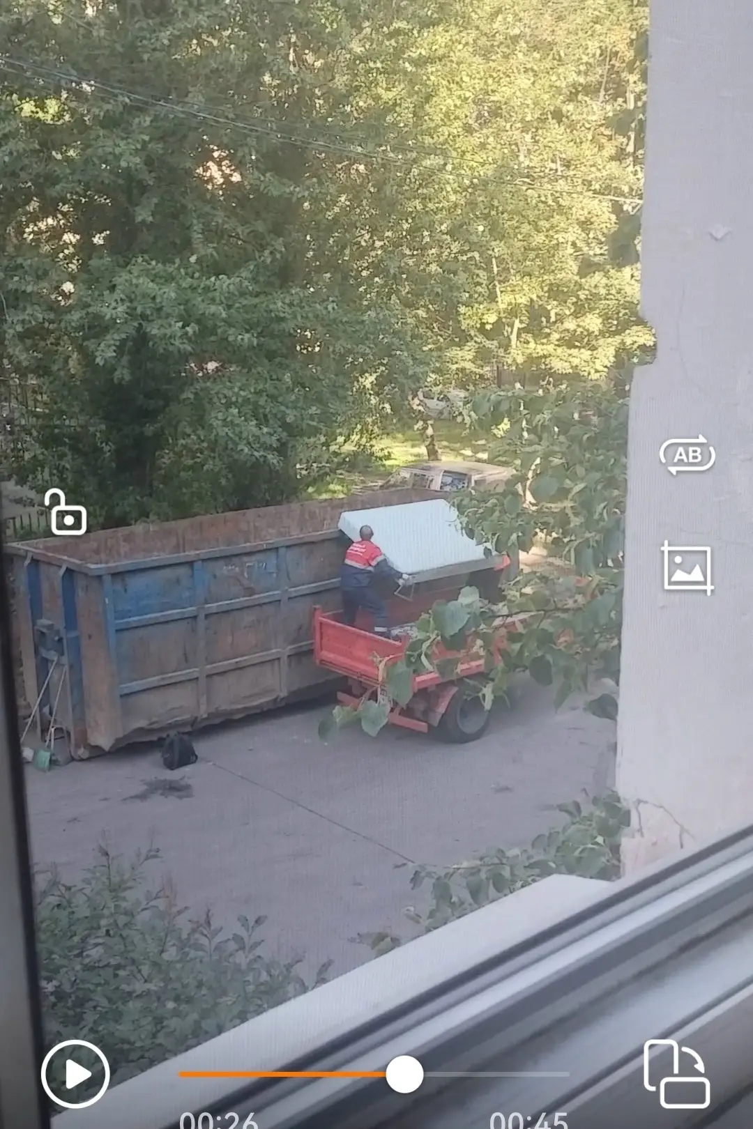 Уже неделю по ул. Опочинина д. 33