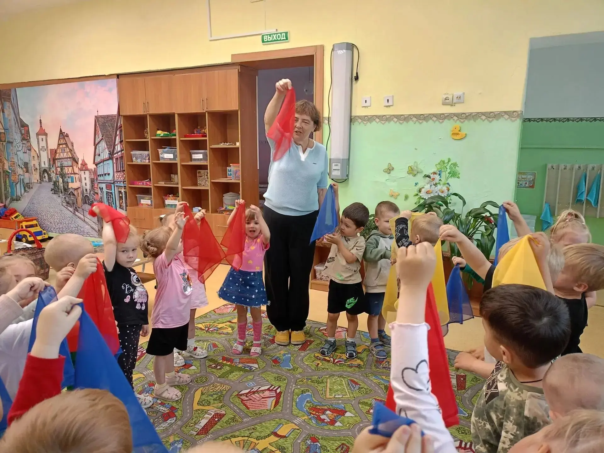 👶 Вслед за весёлым хороводом из ленточек наши малыши закружились в ритмичном танце с яркими платочк