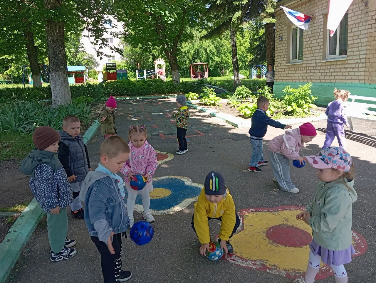 В средней группе "Радуга" прошёл тематический день, посвящённый забавам и играм. Дети с...
