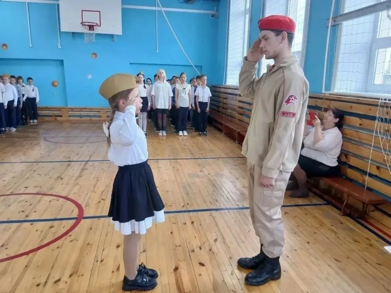 Патриотично, звонко, на одном дыхании! В 3-4 классах прошел конкурс песни и строя. Юные бойцы показа