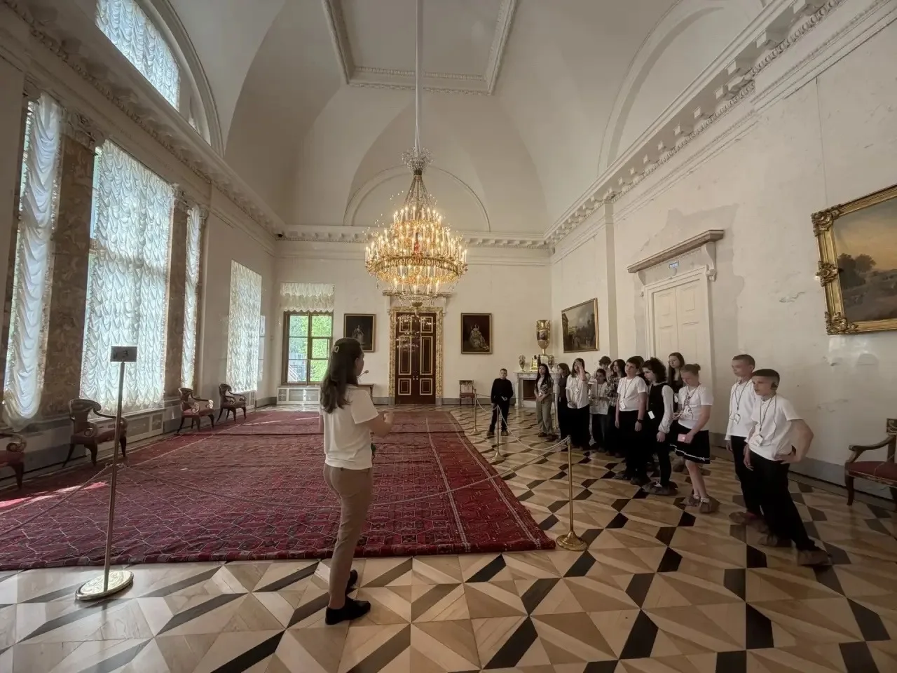 🏛️ 6А: погружение в эпоху последнего императора 👑  19 мая 6А класс под руководством Анны Владимировн