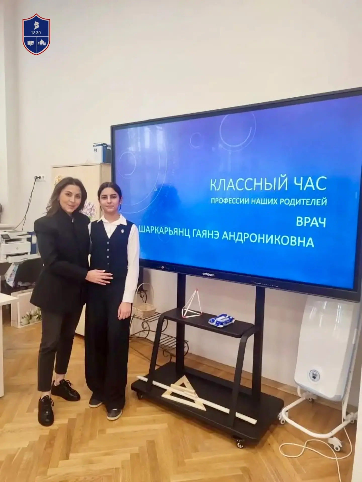 Неделя профориентаци: Врач-косметолог 👩🏻‍⚕️  В 6 "Г" классе состоялся удивительный классный час "Про