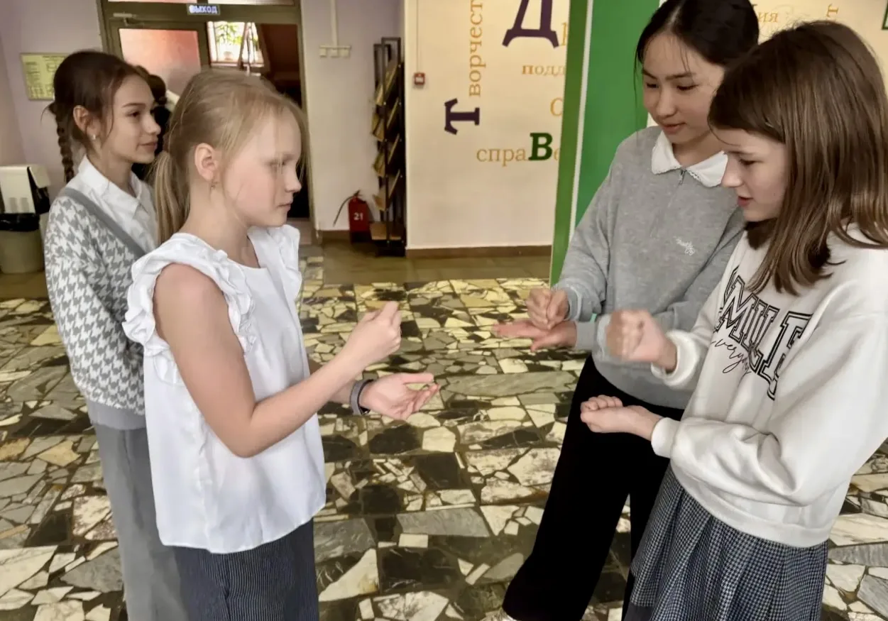 ✊✌️🖐️ Камень, ножницы, бумага — игра, которая захватила всю школу!  Вчера во всех корпусах было шумн