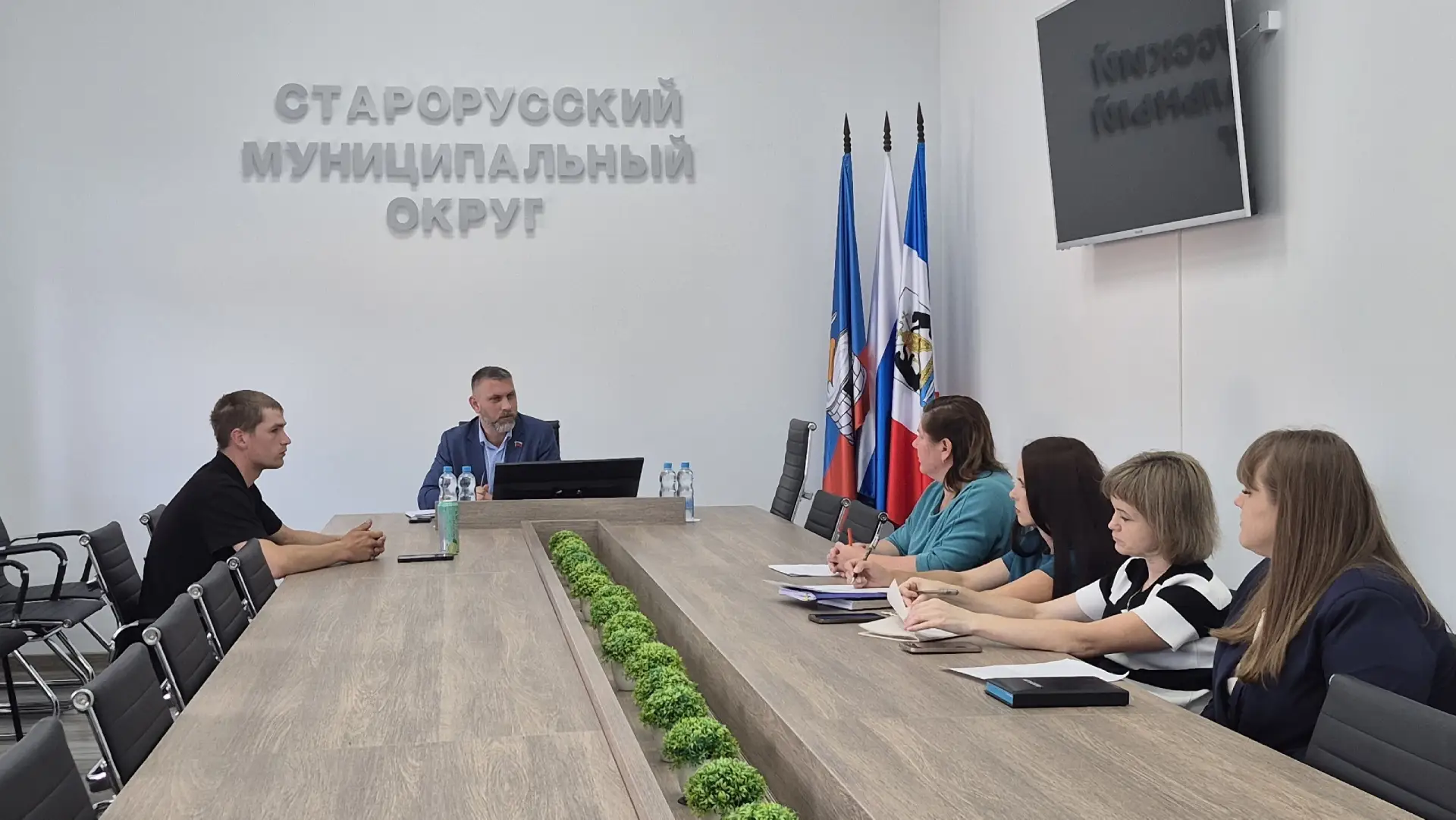 Сегодня временно исполняющий полномочия Главы Администрации Старорусского округа Андрей Муромцев про