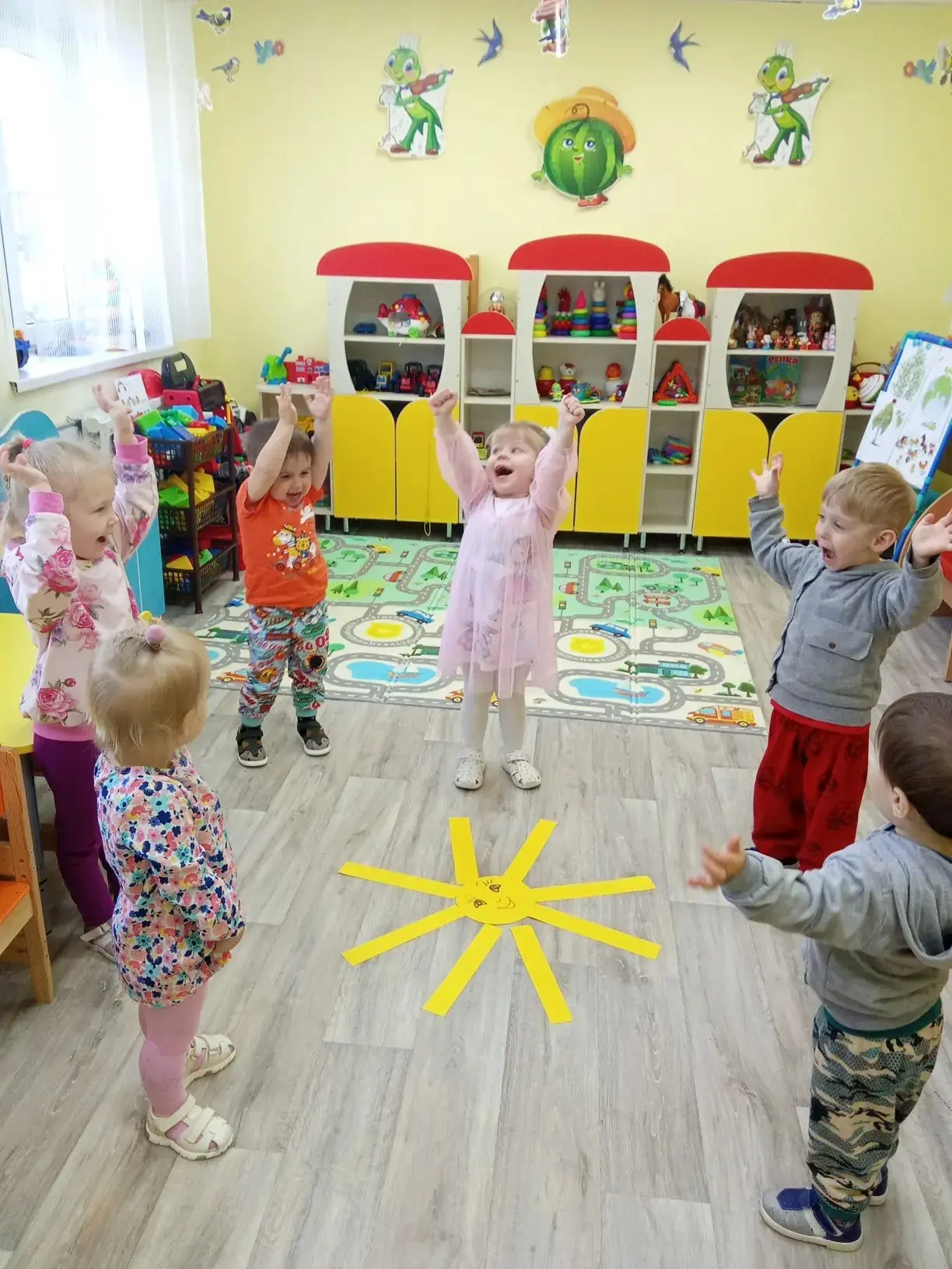 Сегодня 1 июня ребята группы раннего возраста встречали лето и  отмечали День Защиты Детей. Отгадыва