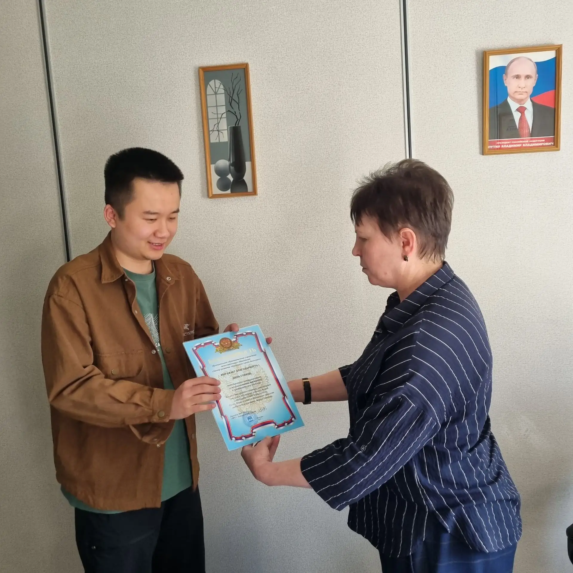 Педагог - преподаватель китайского языка Линь Хунюй, помимо проведения уроков со взросл...