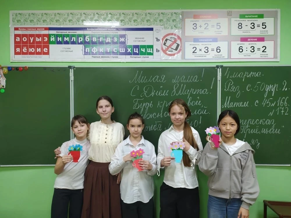 В 4 "Д" классе прошел урок труда , на котором ученики сделали поделки для своих мам на 8 Марта.А орг