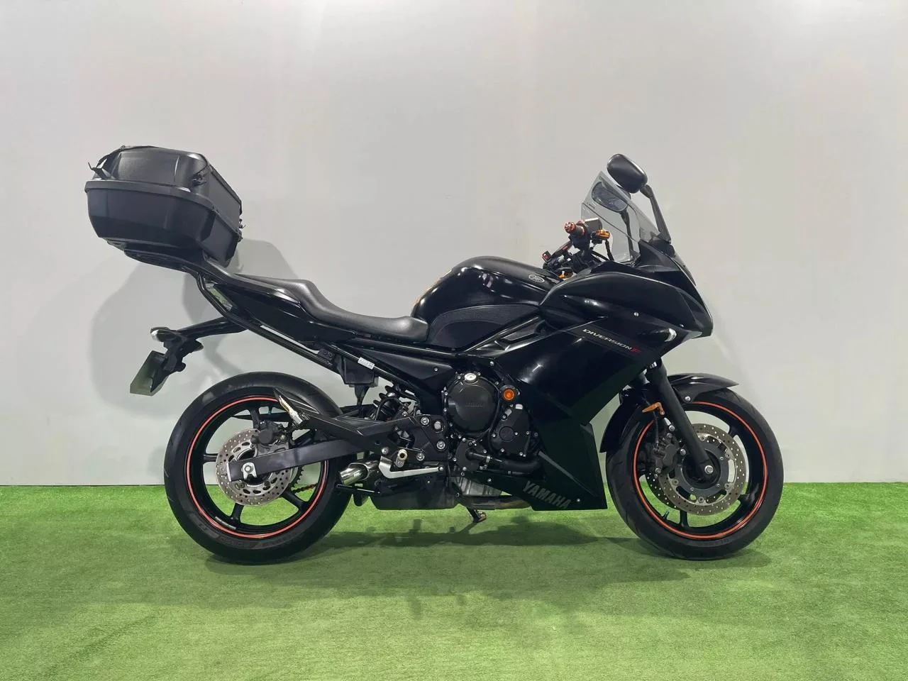 YAMAHA XJ6 DIVERSION в наличии во Владивостоке  Характеристики:  - 2011 год - объем 600 см3 - Аукцио