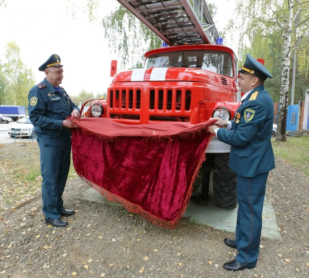 В Волжске  установили памятник пожарному автомобилю