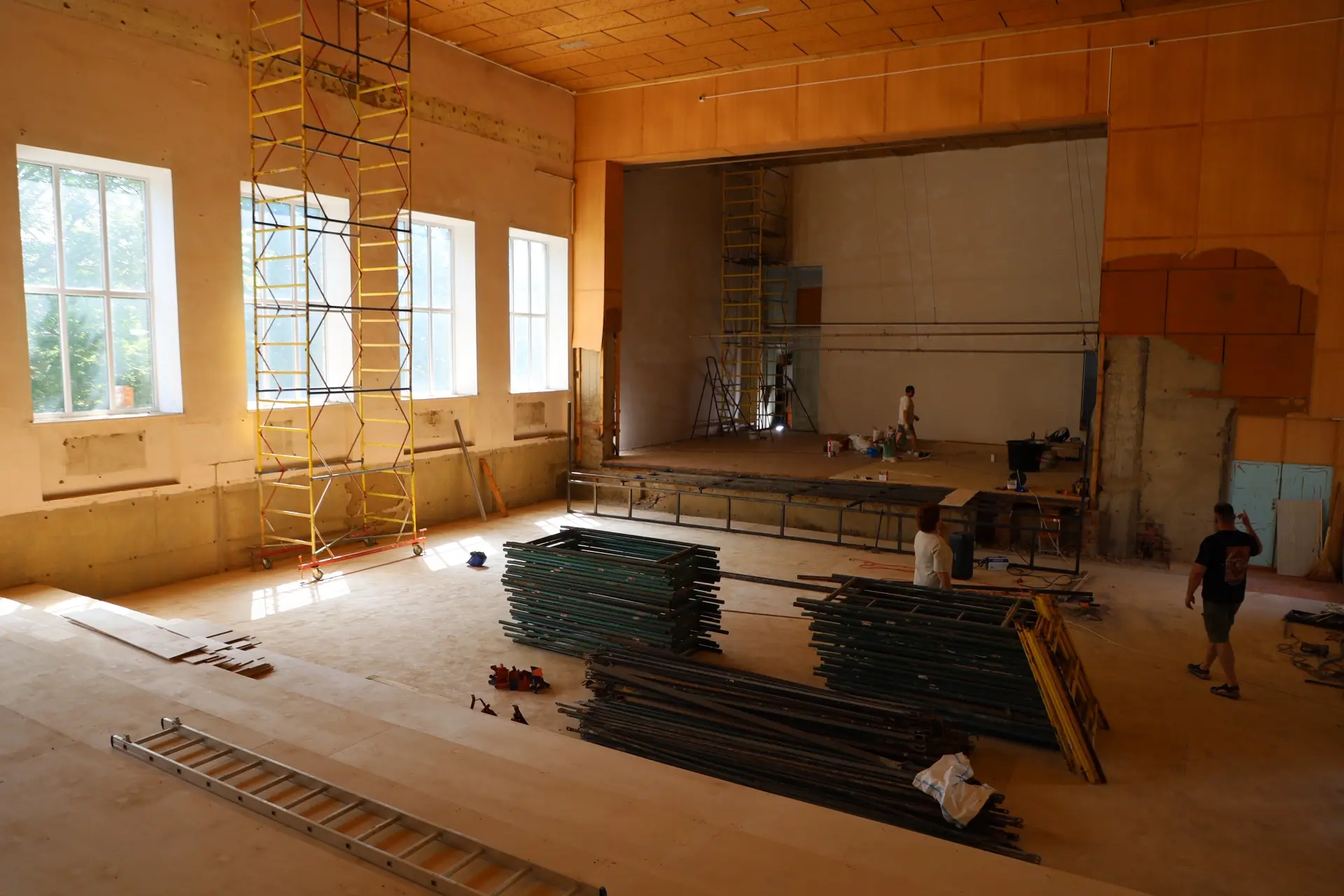 👷‍♂️ В школе №20 им. Г.К. Жукова в Брюховецком районе стартовал капремонт актового зал...