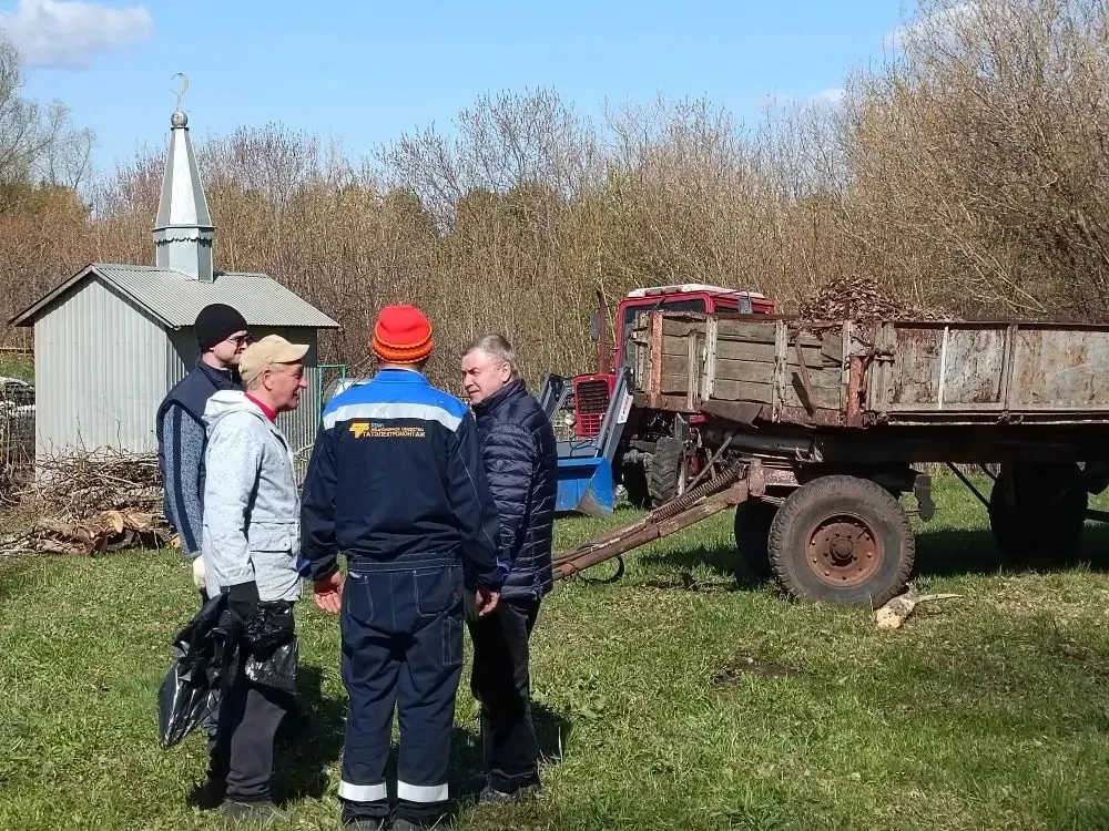 В селе Кувады прошёл субботник на кладбище в рамках санитарно-экологического двухмесячника.  Жители 