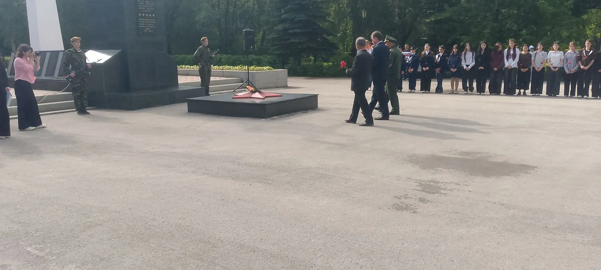Сегодня, в День памяти и скорби, наши учителя приняли участие в торжественном возложении цветов к Ве
