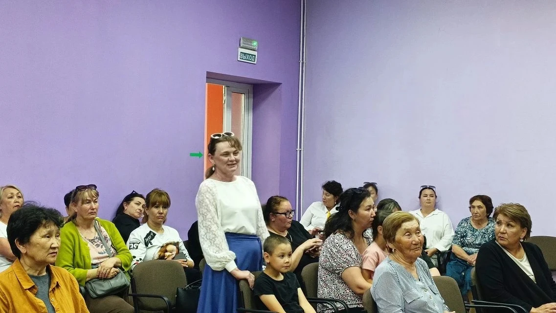 В селе Цветное состоялась встреча представителей региональной и районной власти с местными жителями 