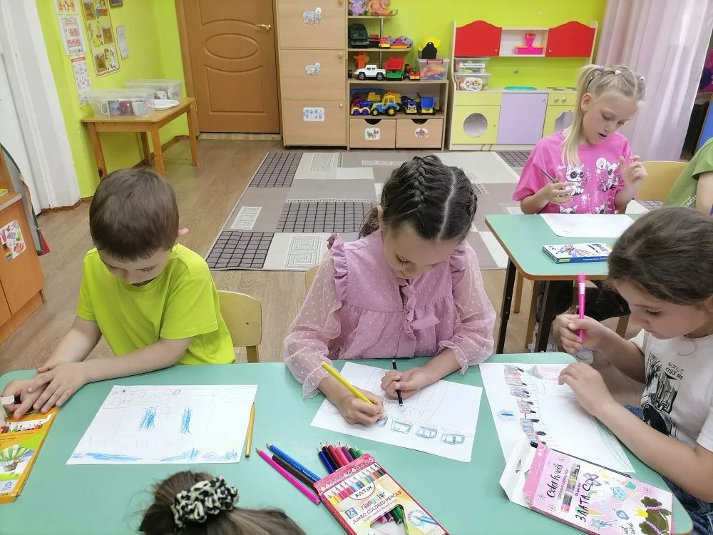 В старшей разновозрастной группе прошла выставка рисунков на тему "Железная дорога глаз...
