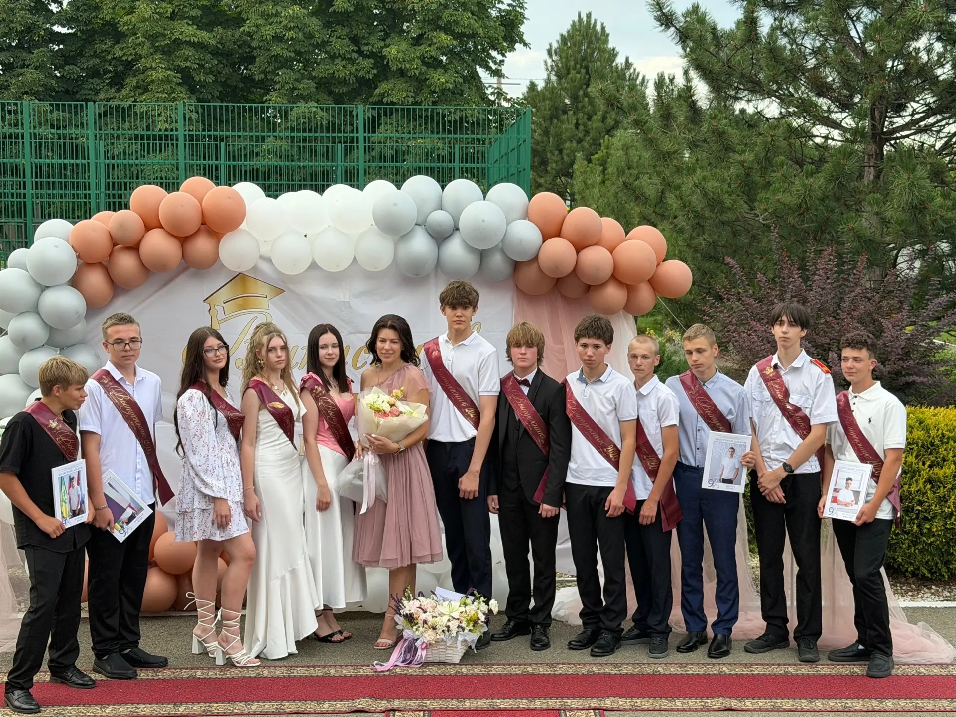 Мы отпраздновали вручение аттестатов выпускникам 2026!🎉

Сегодня в школе прошло яркое и трогательно
