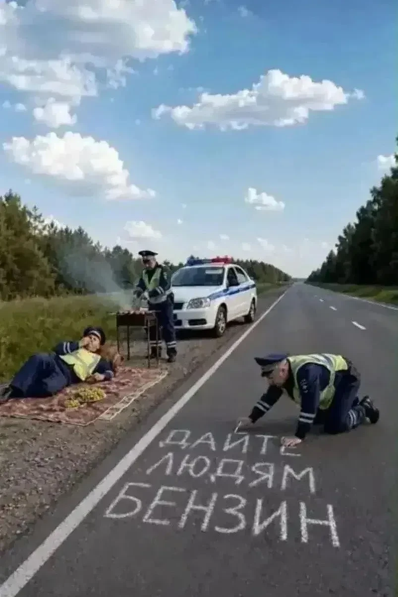 Бензин на заправках истончается, но солярка пока держится: вице-премьер Александр Новак...